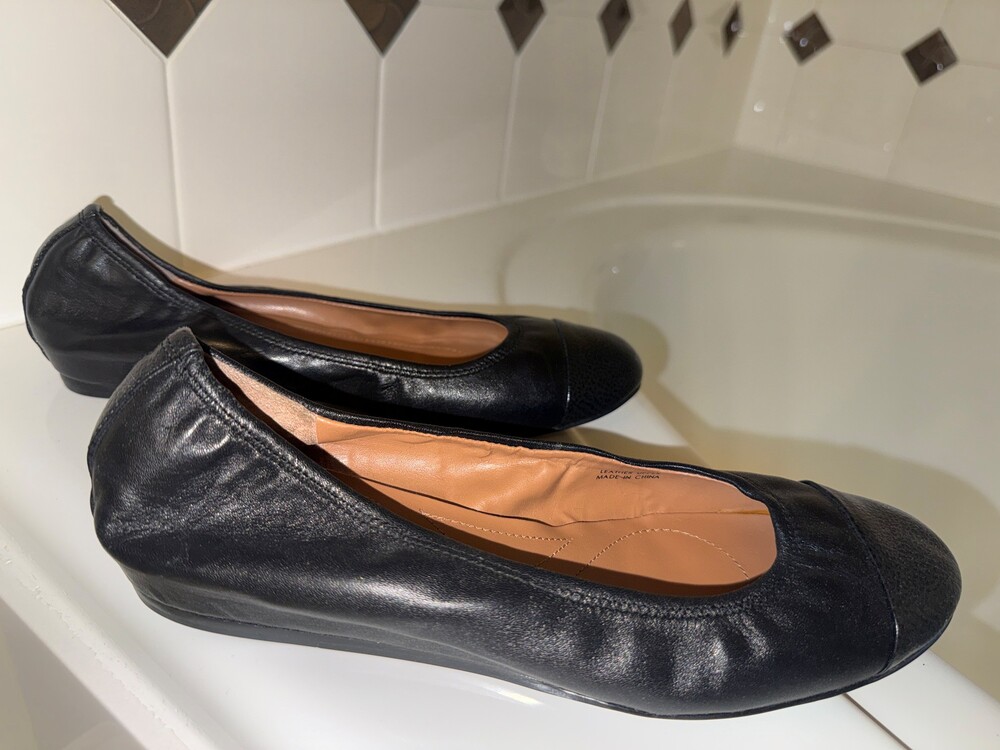 Black leather ballet flats. Tahari. Size 9m.